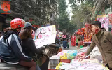 Hàng Mã rực đỏ ngày giáp Tết